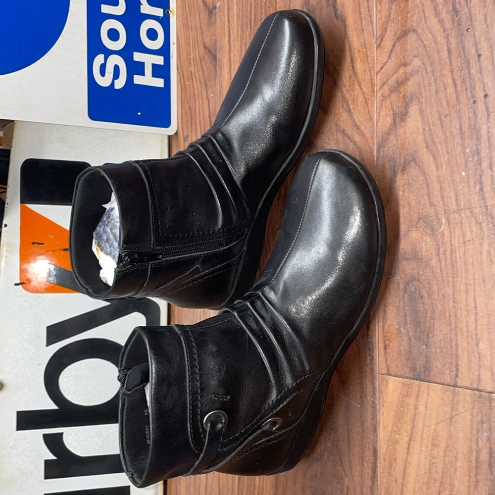 Females walking cradle boots